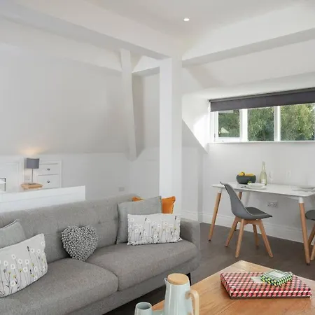 The Sanctuary With Stunning Lake Views * Bowness-on-Windermere